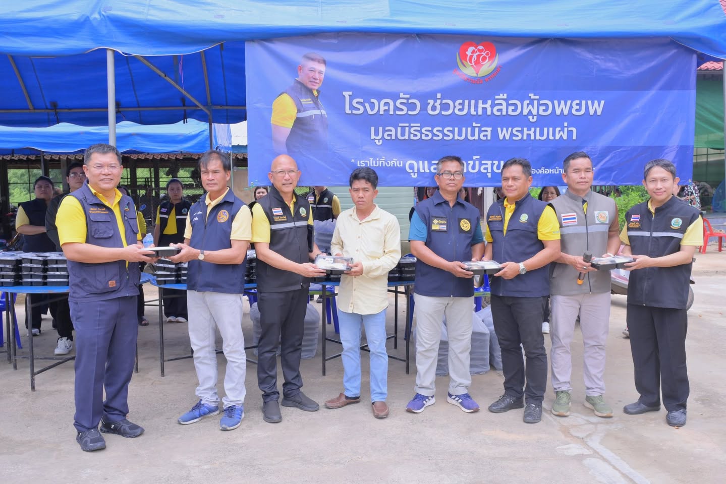 สชป.7 เปิดโรงครัวปรุงอาหารช่วยเหลือผู้ประสบภัยชายแดนไทย-กัมพูชา