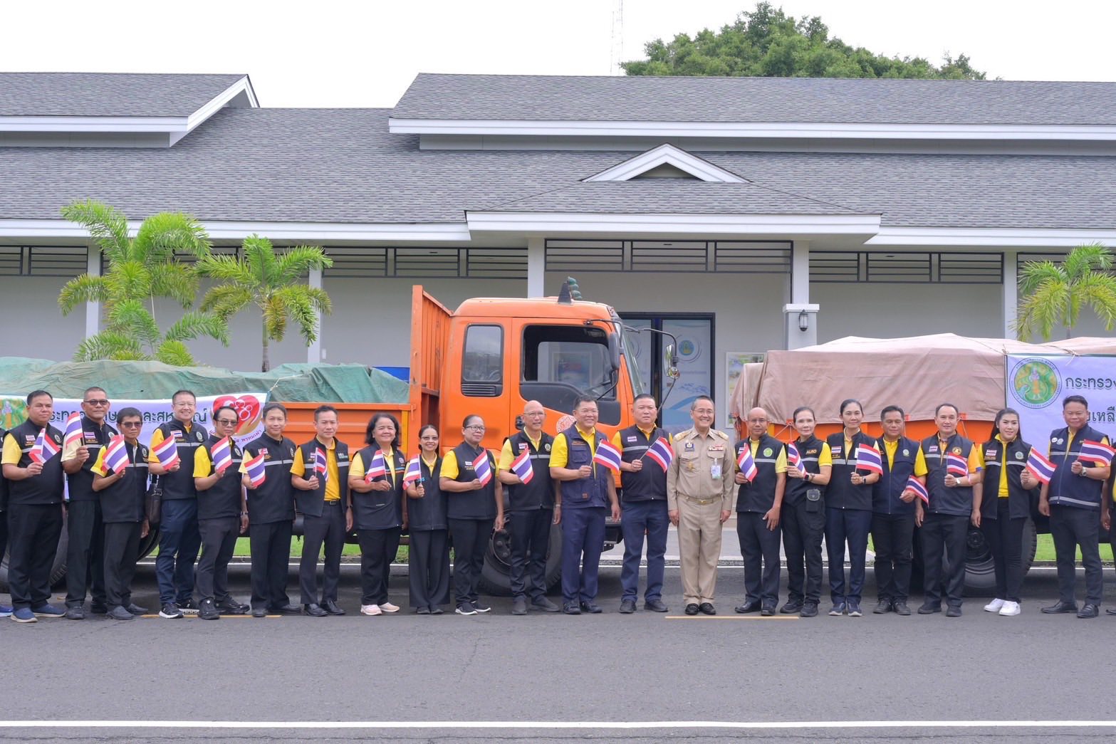 สชป. 7 ร่วมปล่อยขบวนรถสิ่งของบริจาค เพื่อส่งต่อไปช่วยเหลือประชาชนและเจ้าหน้าที่ทหารที่ปฏิบัติหน้าที่ในพื้นที่เสี่ยงภัยตามแนวชายแดนไทย - กัมพูชา