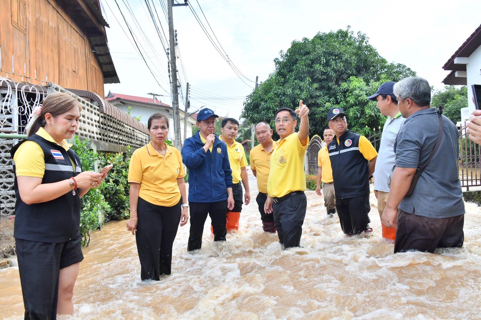 ชป.ร่วมติดตามสถานการณ์น้ำท่วมชุมชนคูหาสุวรรณ อำเภอเมืองสุโขทัย  เฝ้าระวังใกล้ชิดหลังแม่ยมเพิ่มสูงต่อเนื่อง 