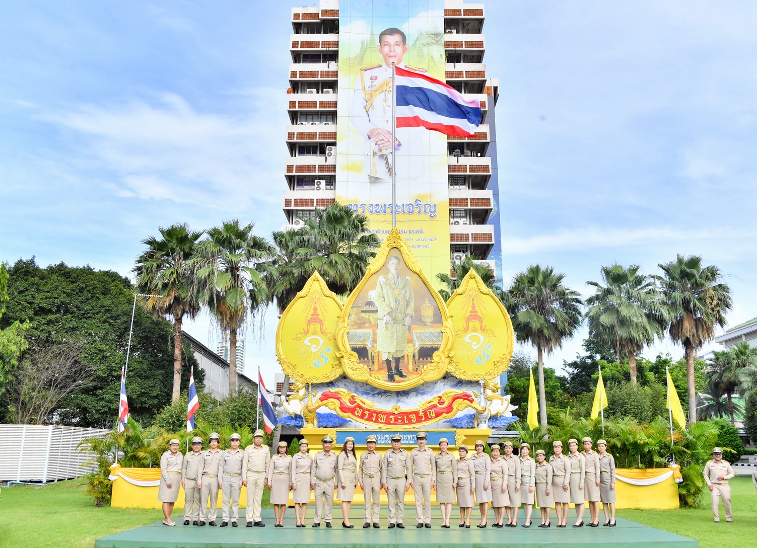 ชป. รวมใจใต้ธงไตรรงค์ เปล่งเสียงเพลงชาติไทยอย่างพร้อมเพรียง เนื่องในวันพระราชทานธงชาติไทย