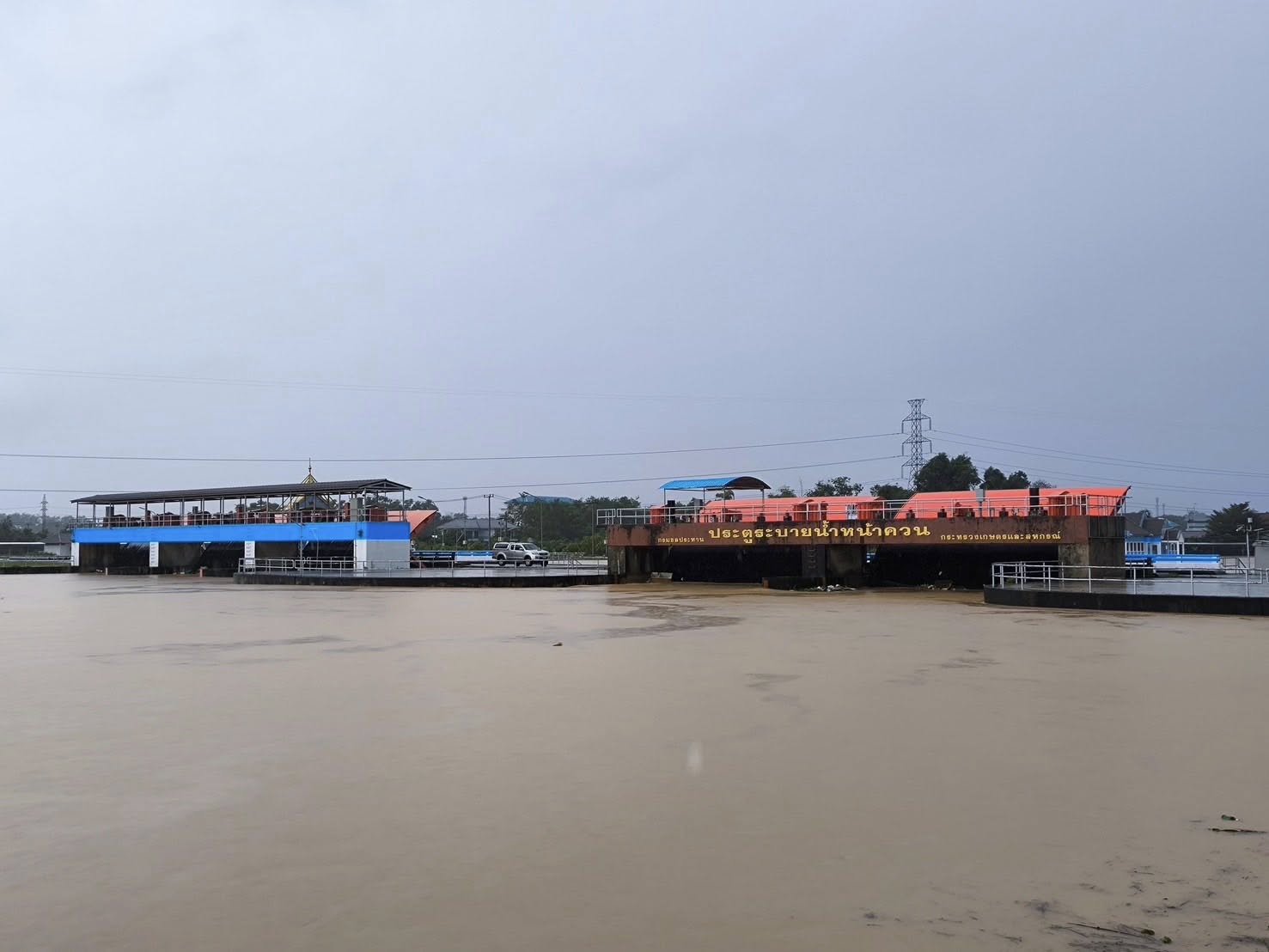 ฝนหนักสุดในรอบ 300 ปี ถล่มหาดใหญ่ กรมชลฯเร่งระบายน้ำเต็มศักยภาพ ลดผลกระทบ