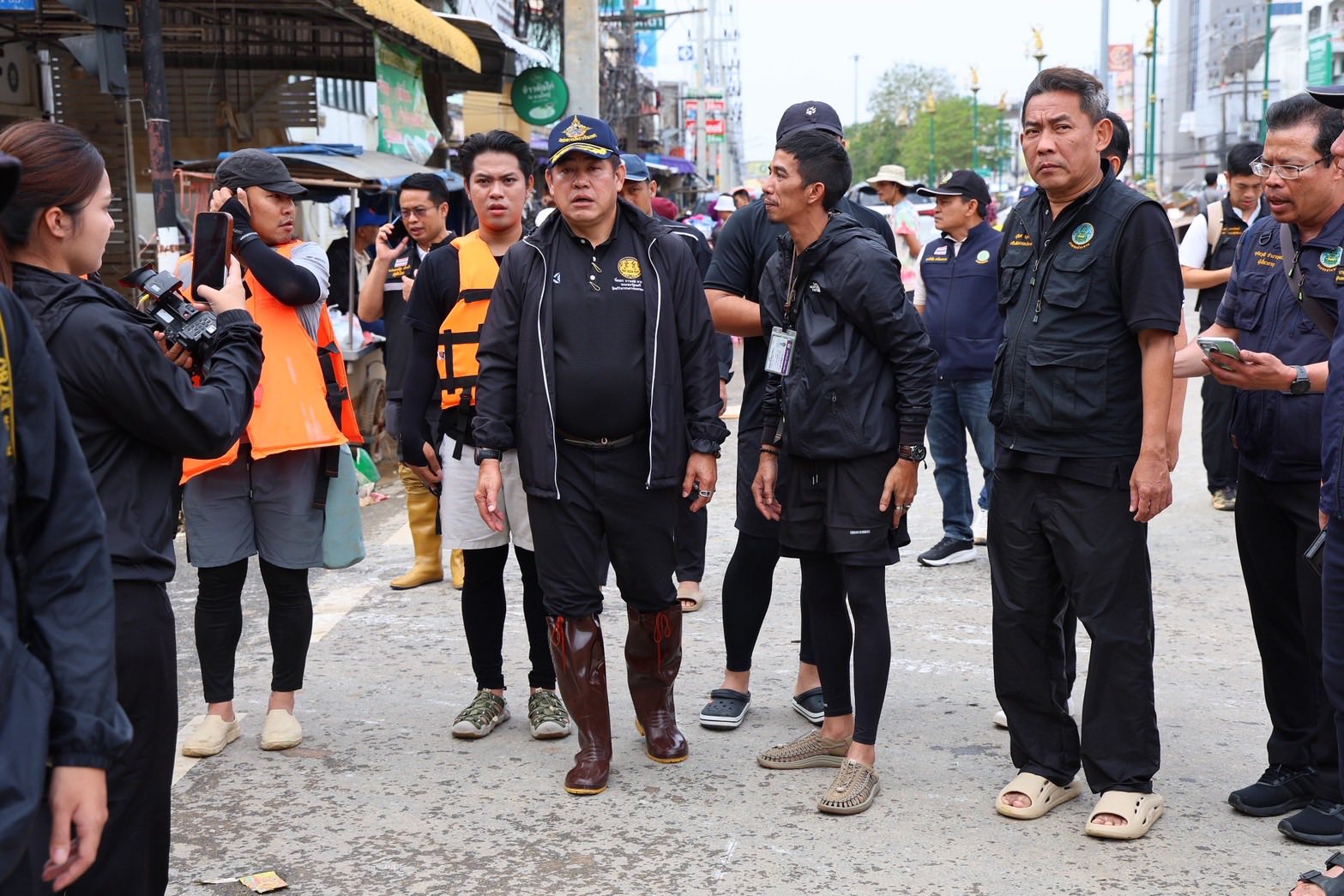 รองนายกฯ ธรรมนัส สั่งลุยสำรวจความเสียหายเมืองหาดใหญ่ เร่งฟื้นฟูหลังน้ำเริ่มลด