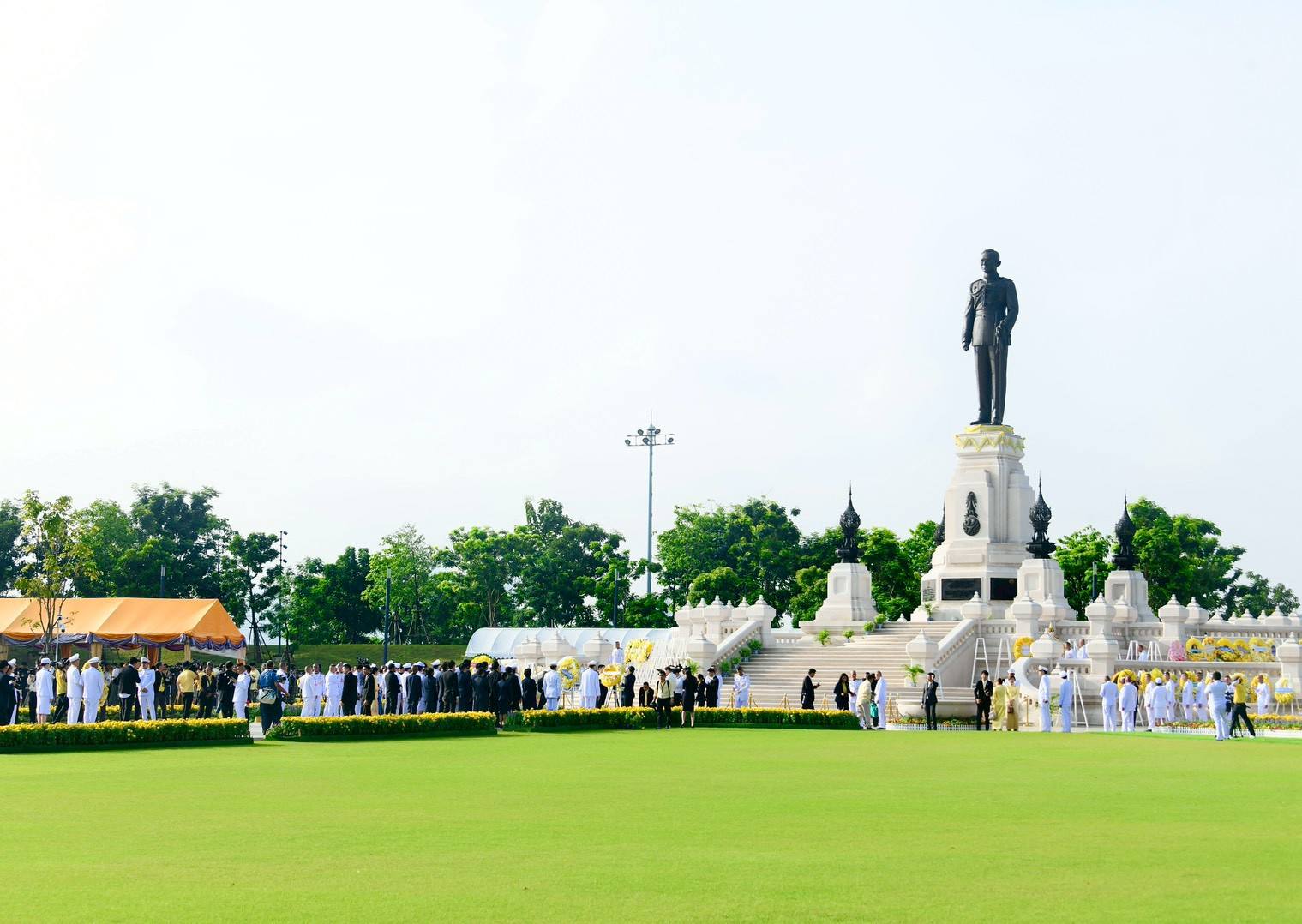 กรมชลประทานร่วมพิธีวางพวงมาลาถวายบังคม ร.9 รำลึกพระมหากรุณาธิคุณ เนื่องในวันนวมินทรมหาราช 2568