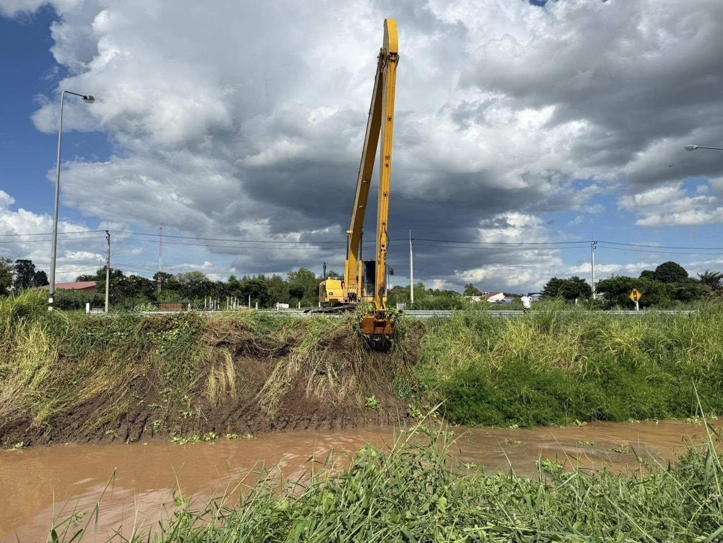 กรมชลฯ เดินหน้า “หยุด เก็บ บ่อย” เร่งกำจัดผักตบชวาและวัชพืชต่อเนื่อง